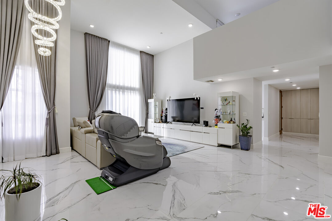 Los Angeles, California, 90010, United States, 3 Bedrooms Bedrooms, ,3 BathroomsBathrooms,Residential,For Sale,1992003