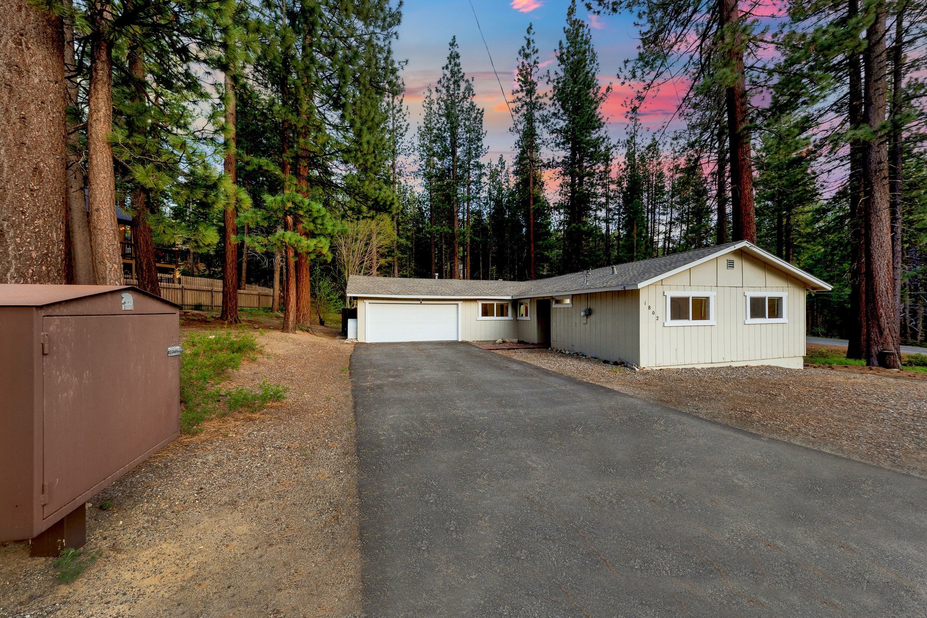  Move-In Ready 4 Bedroom Beauty  2022 Remodel  Fenced Yard, Forest Setting - 物件實景