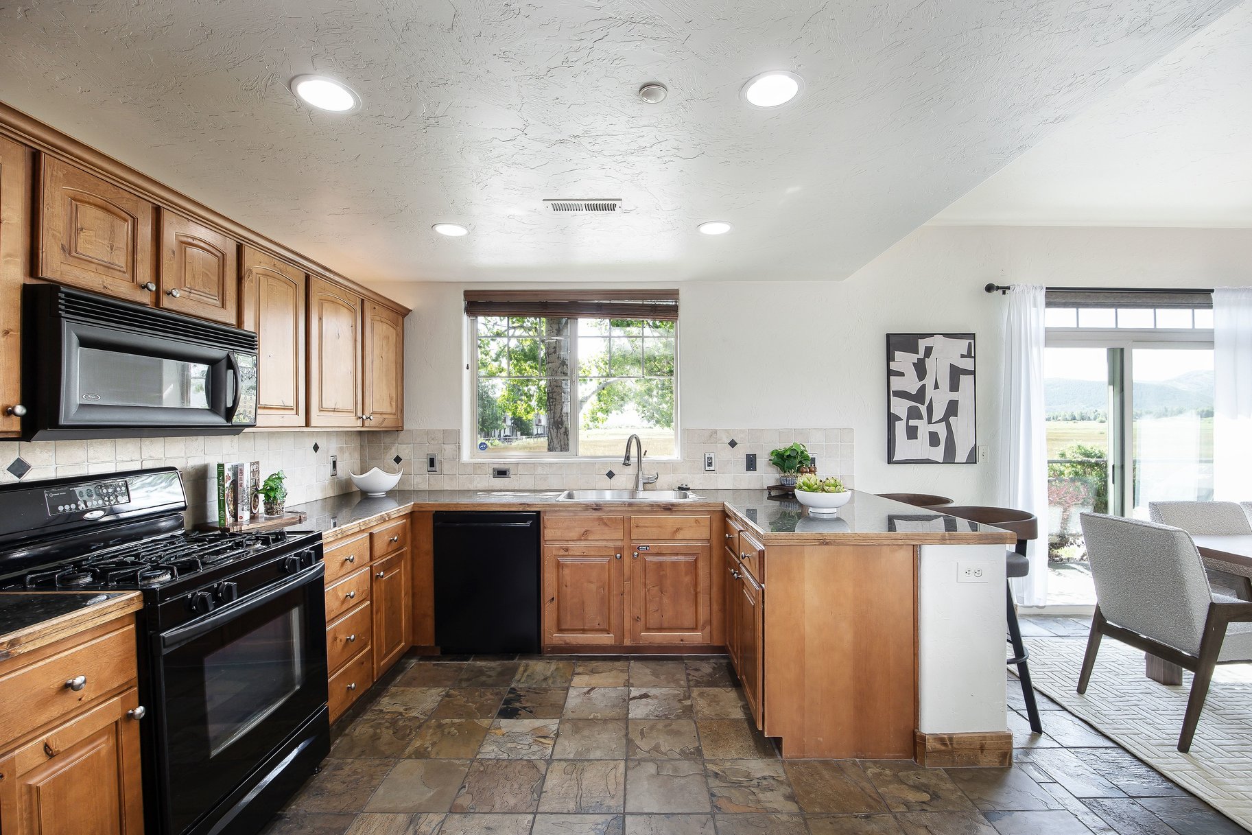  Exceptional Fox Point Townhome with Mountain Views & Prime Location - 物件實景