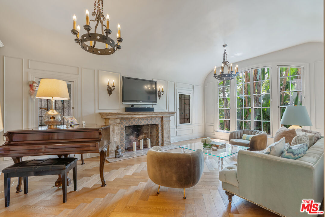 Los Angeles, California, 90005, United States, 3 Bedrooms Bedrooms, ,3 BathroomsBathrooms,Residential,For Sale,1876512