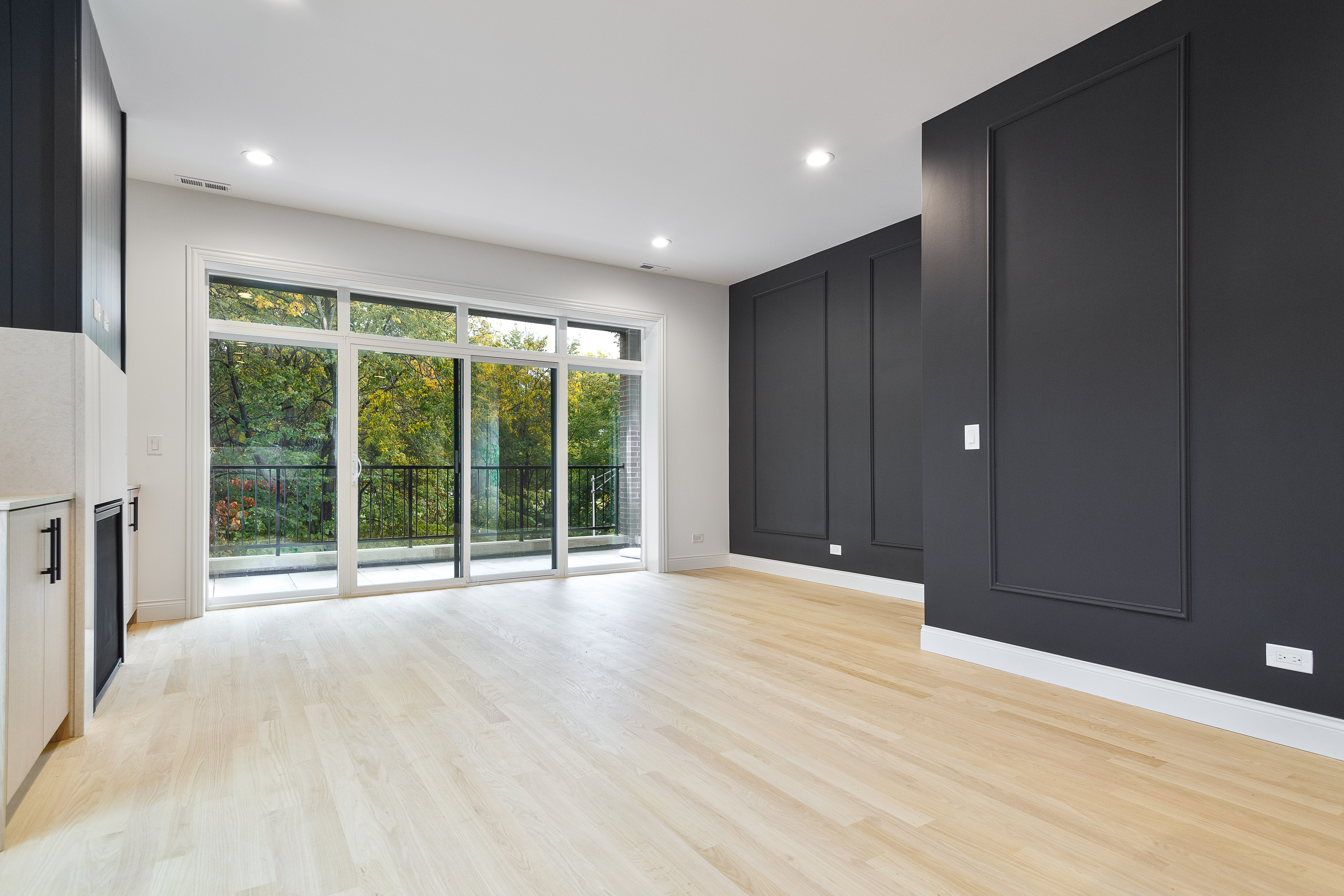  Experience Elevated Living in this Sun-filled Second-floor Simplex - 物件實景