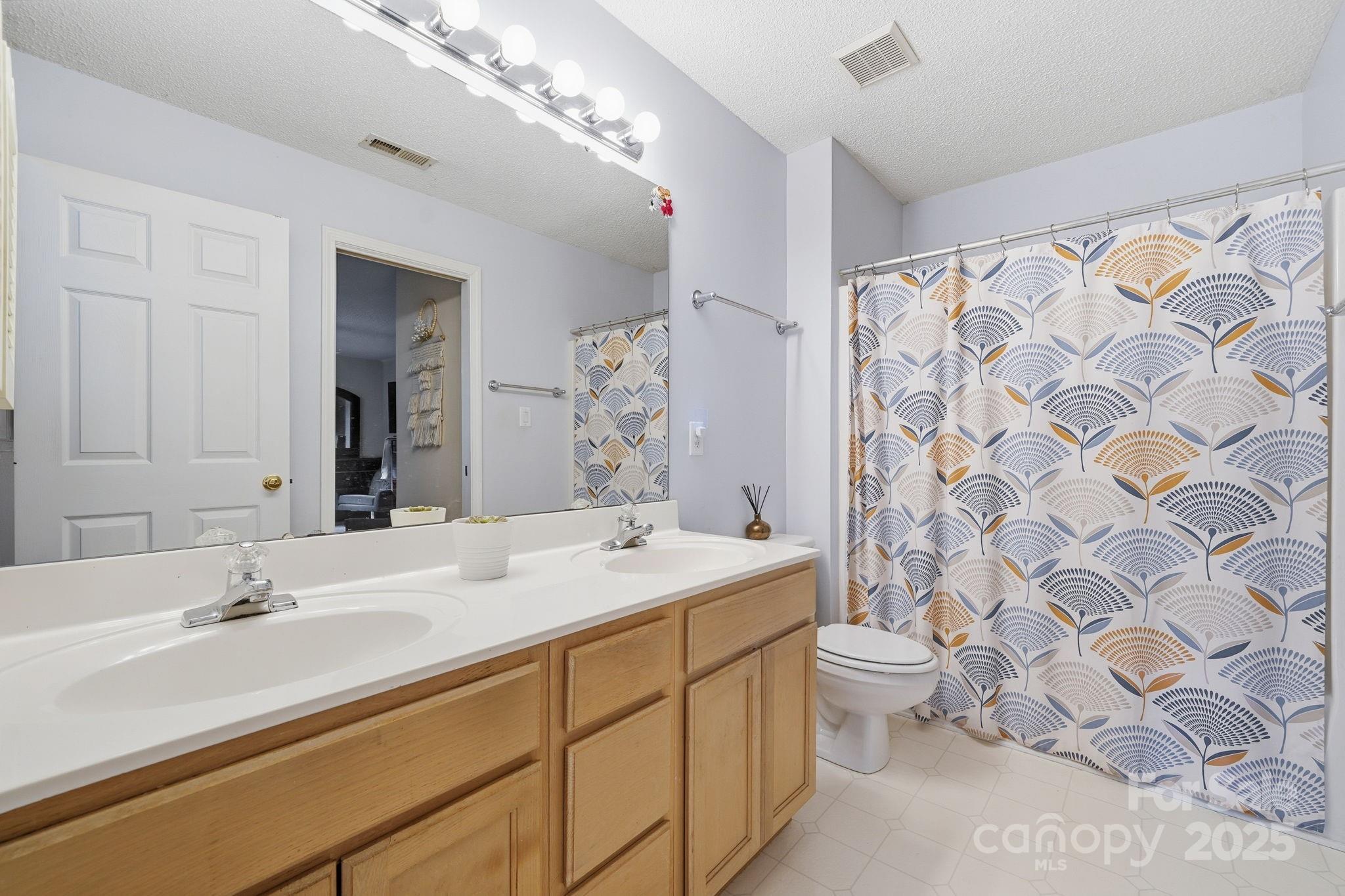 Charlotte, North Carolina, 28210, United States, 4 Bedrooms Bedrooms, ,3 BathroomsBathrooms,Residential,For Sale,2002030