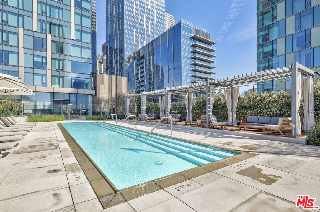 Los Angeles, California, 90017, United States, 1 Bedroom Bedrooms, ,2 BathroomsBathrooms,Residential,For Sale,1987856