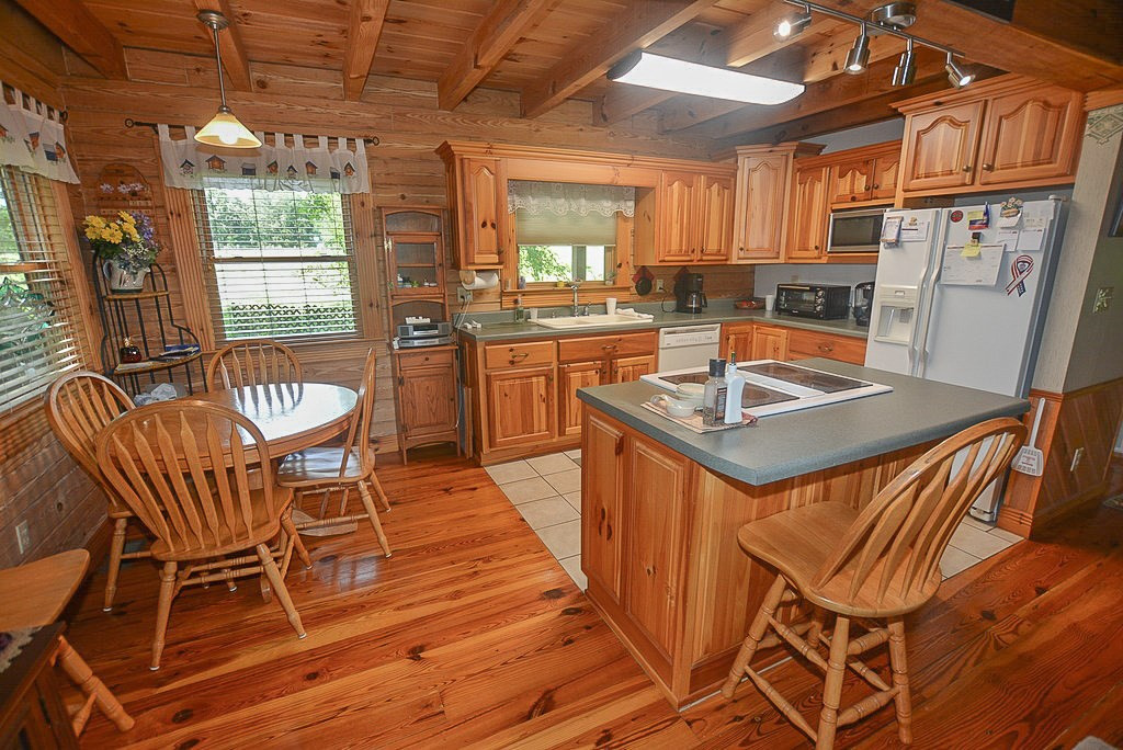 Sevierville, Tennessee, 37876, United States, 2 Bedrooms Bedrooms, ,2 BathroomsBathrooms,Residential,For Sale,1976513