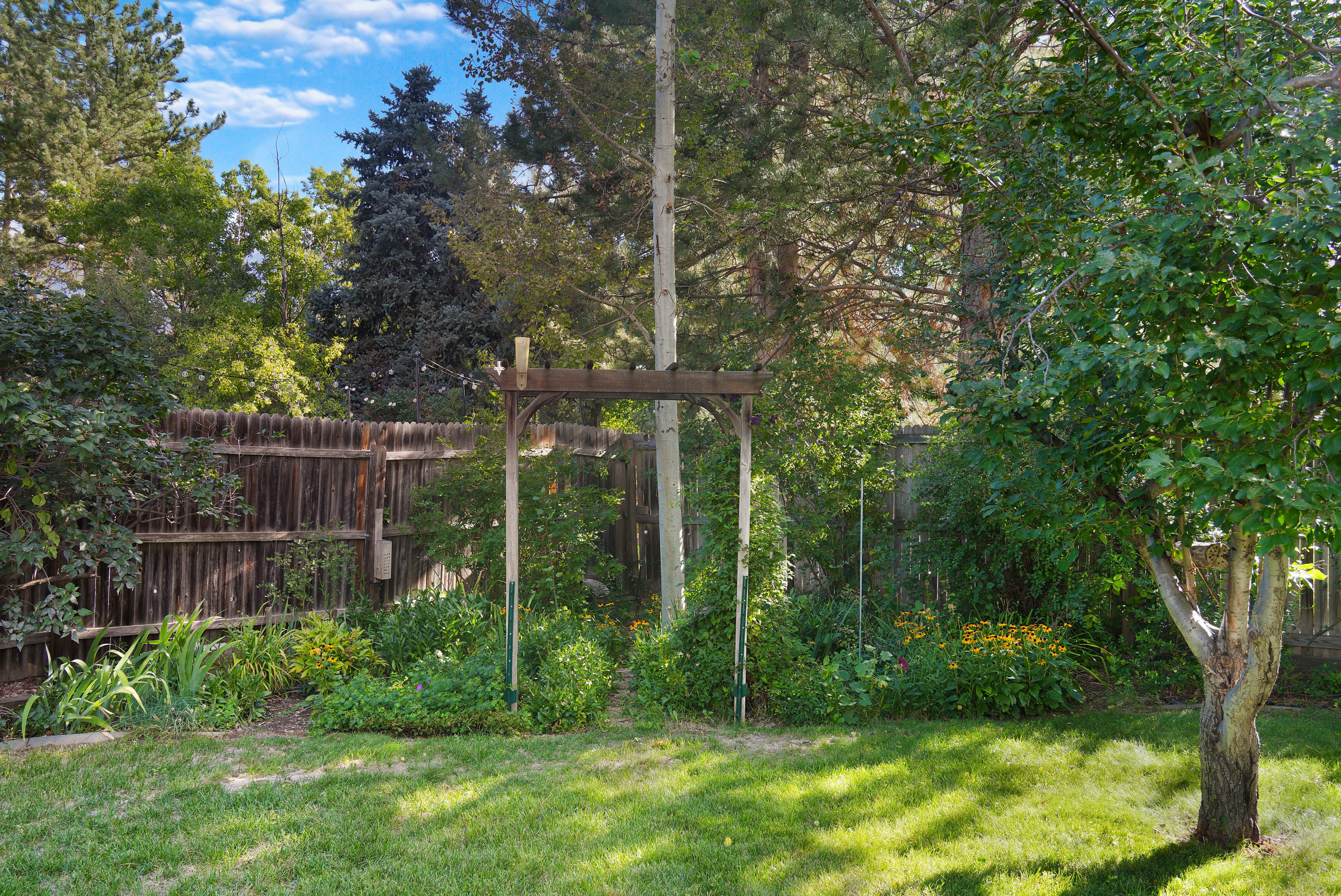  Two-Story Home with Covered Patio and Raised Garden Beds - 物件實景