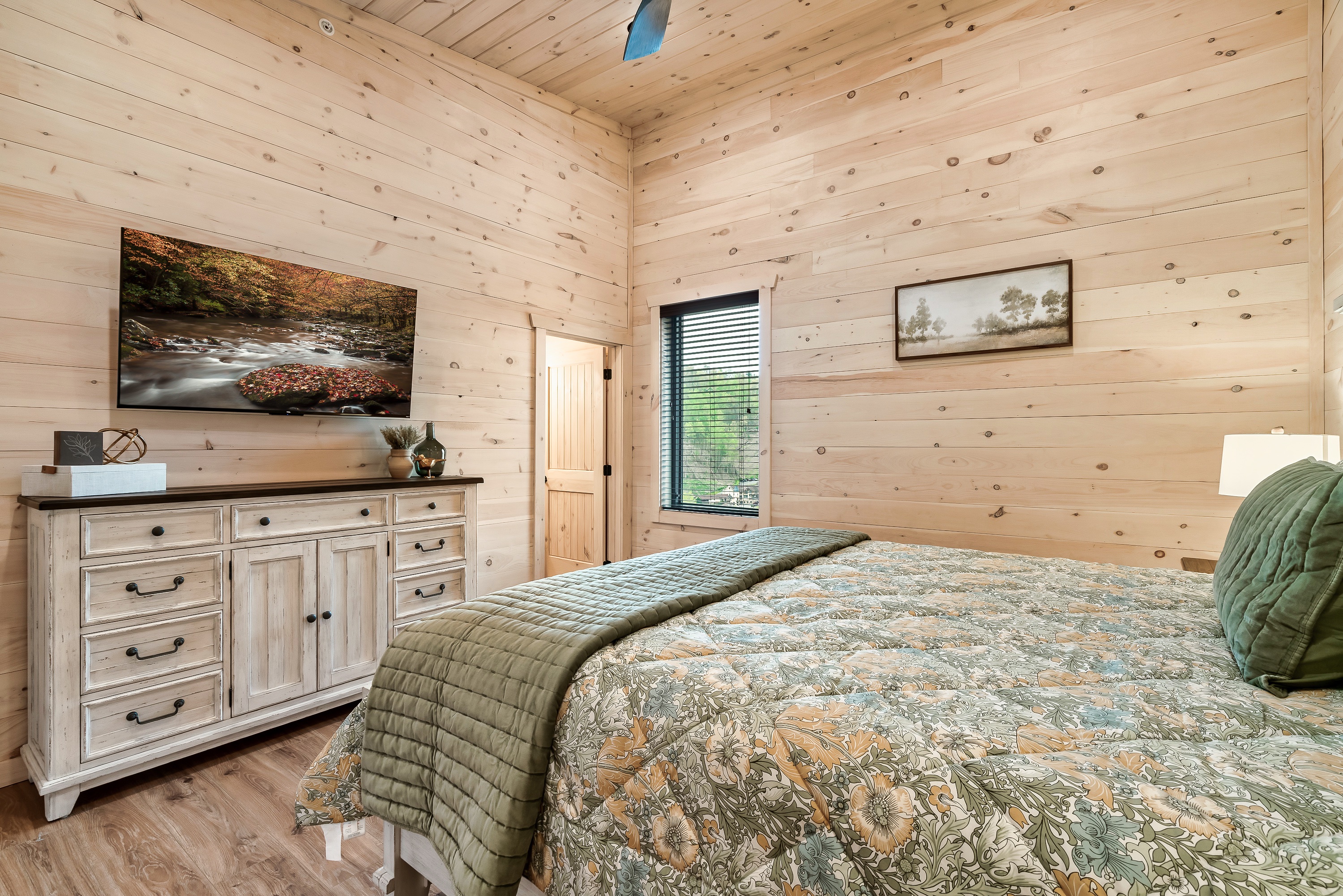 Gatlinburg, Tennessee, 37738, United States, 5 Bedrooms Bedrooms, ,4 BathroomsBathrooms,Residential,For Sale,1920322