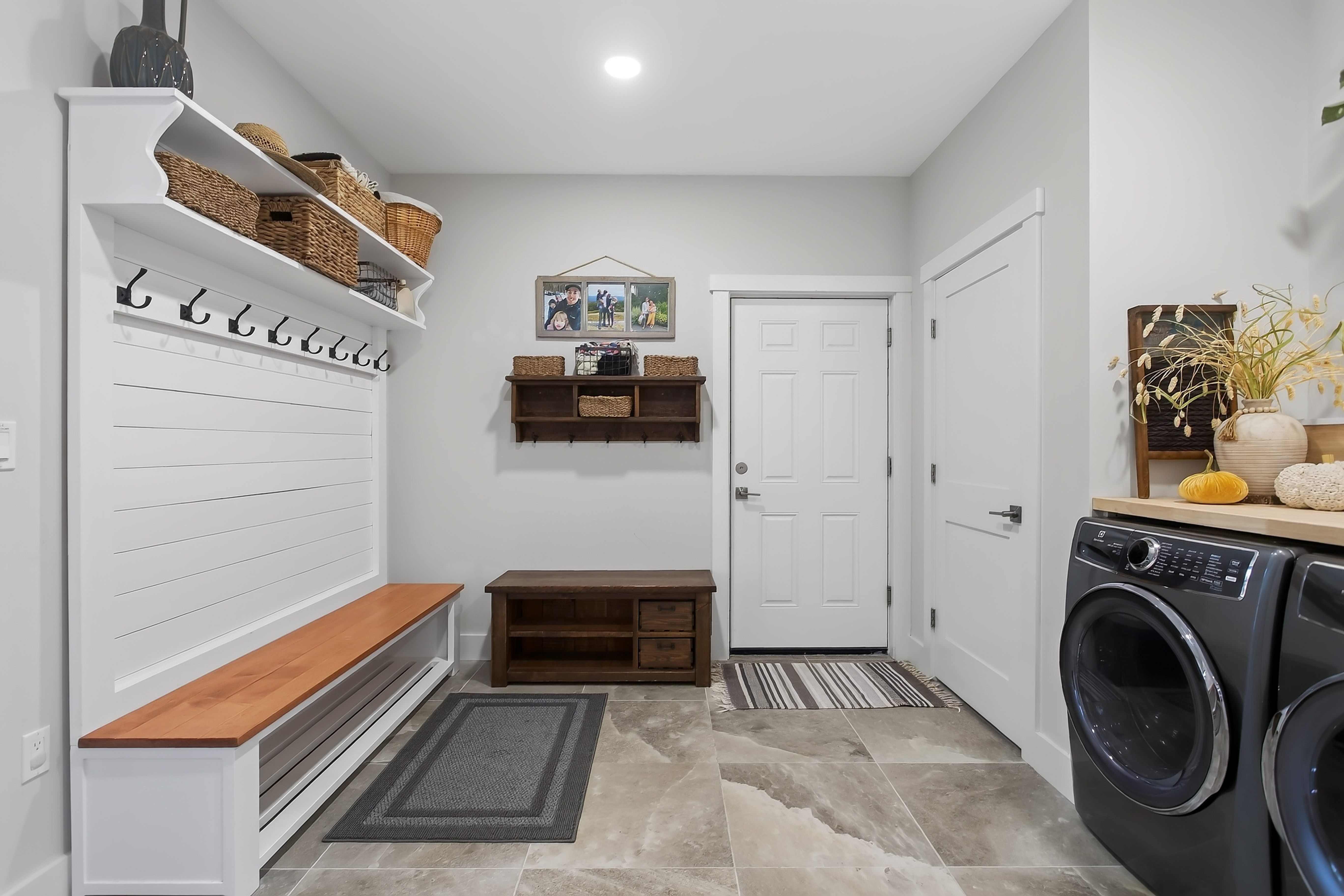  2022 Custom Craftsman: Main-Level Living, In-Law Suite, & Mountain Proximity - 物件實景