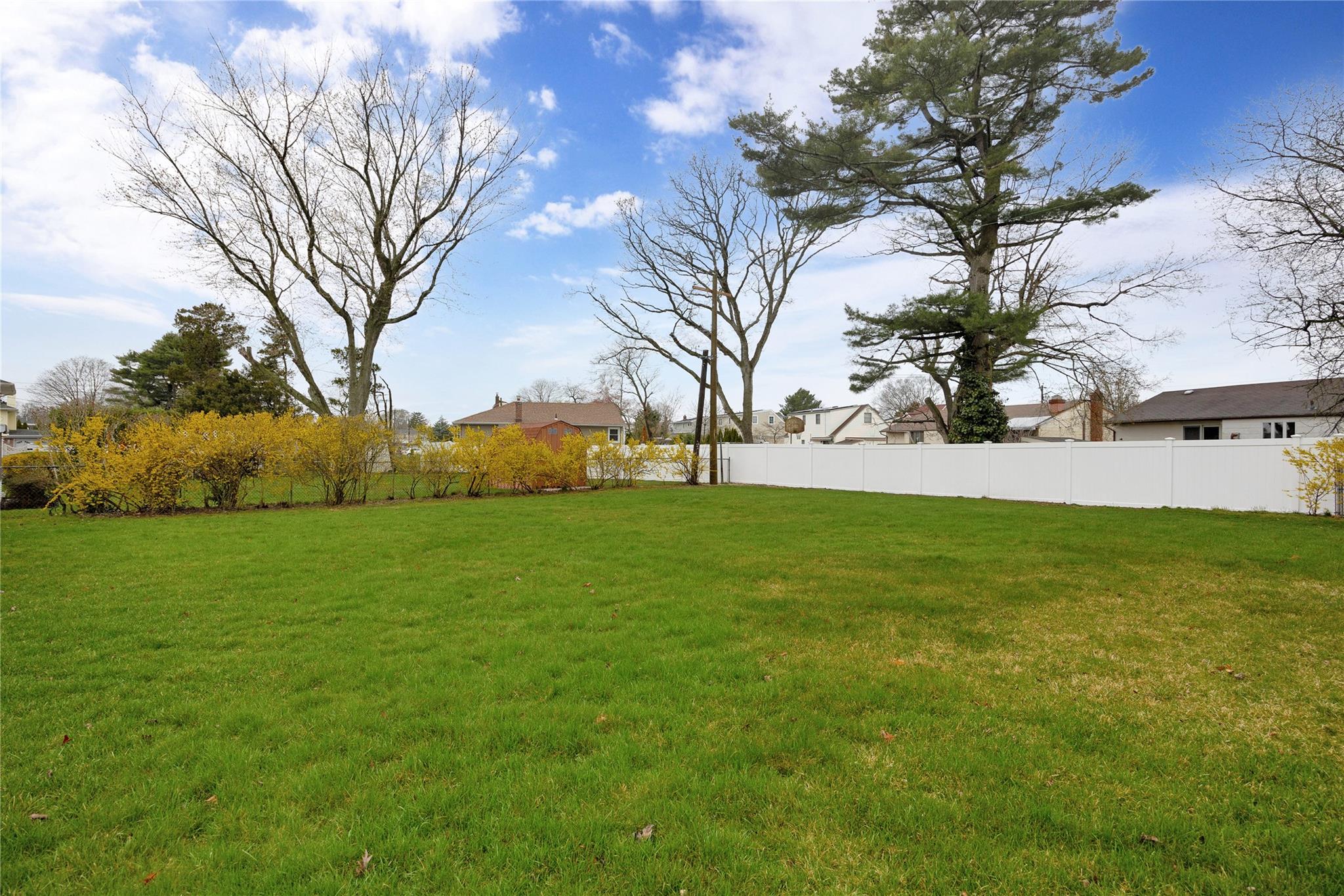 Farmingdale, New York, 11735, United States, 3 Bedrooms Bedrooms, ,2 BathroomsBathrooms,Residential,For Sale,1793248