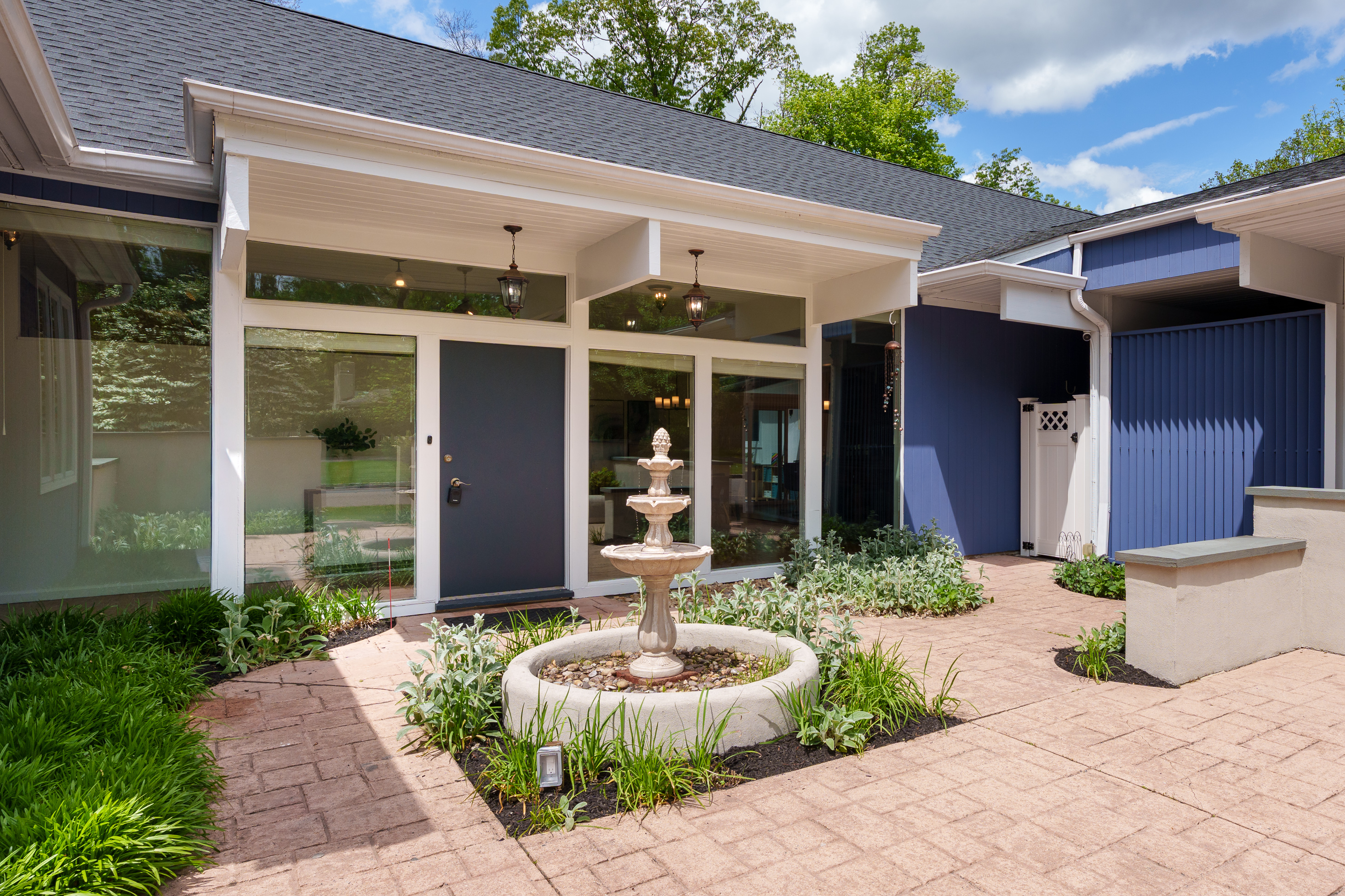  Coveted Western Section Mid-Century Modern Home with an Adaptable Floor Plan - 物件實景