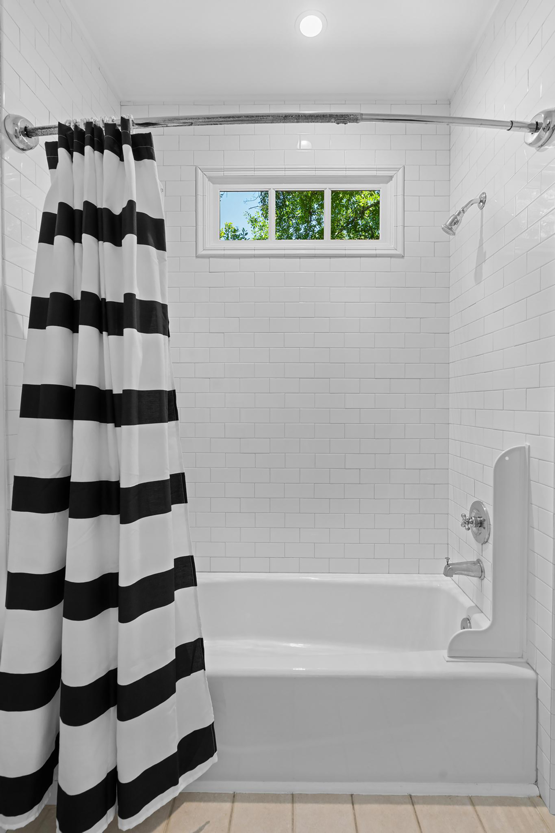  Sophisticated Newer Custom-built Home in Desirable Garden Hills - 物件實景