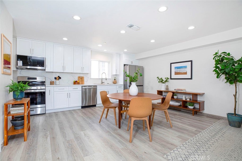 Los Angeles, California, 90027, United States, ,Residential,For Sale,1938959