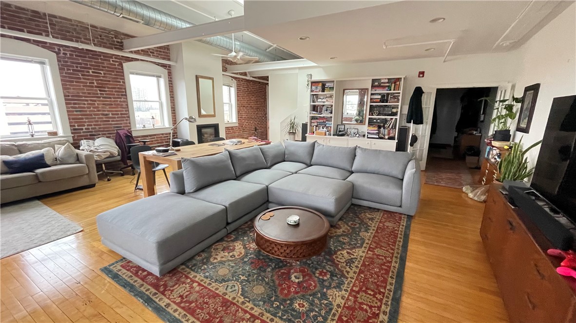 Providence, Rhode Island, 02903, United States, 1 Bedroom Bedrooms, ,2 BathroomsBathrooms,Residential,For Sale,1917986