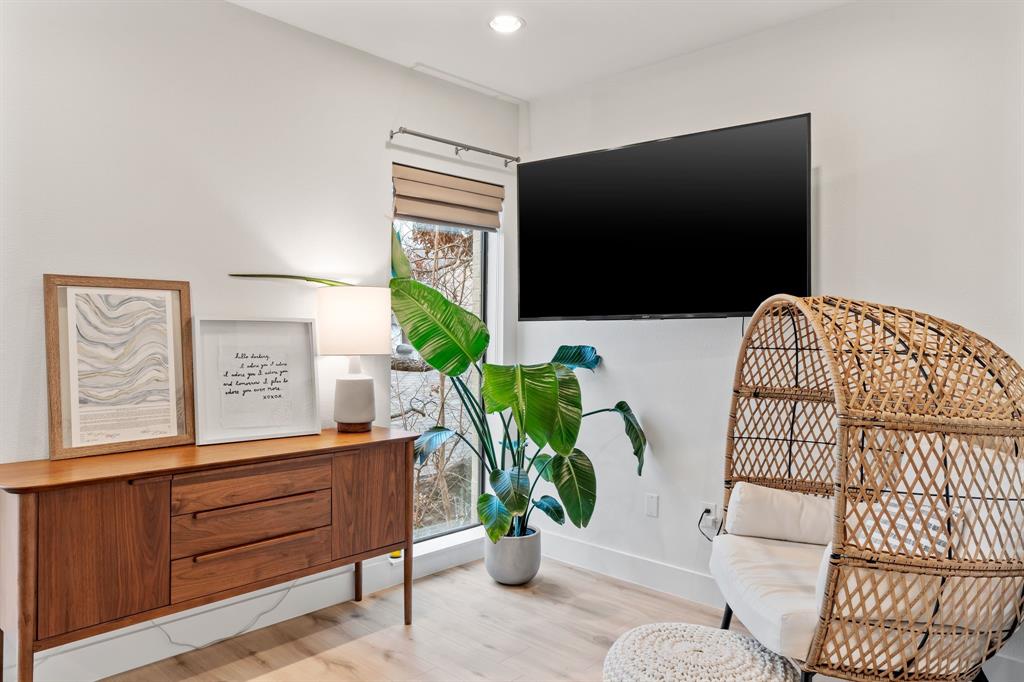 Dallas, Texas, 75219, United States, 2 Bedrooms Bedrooms, ,3 BathroomsBathrooms,Residential,For Sale,1911883