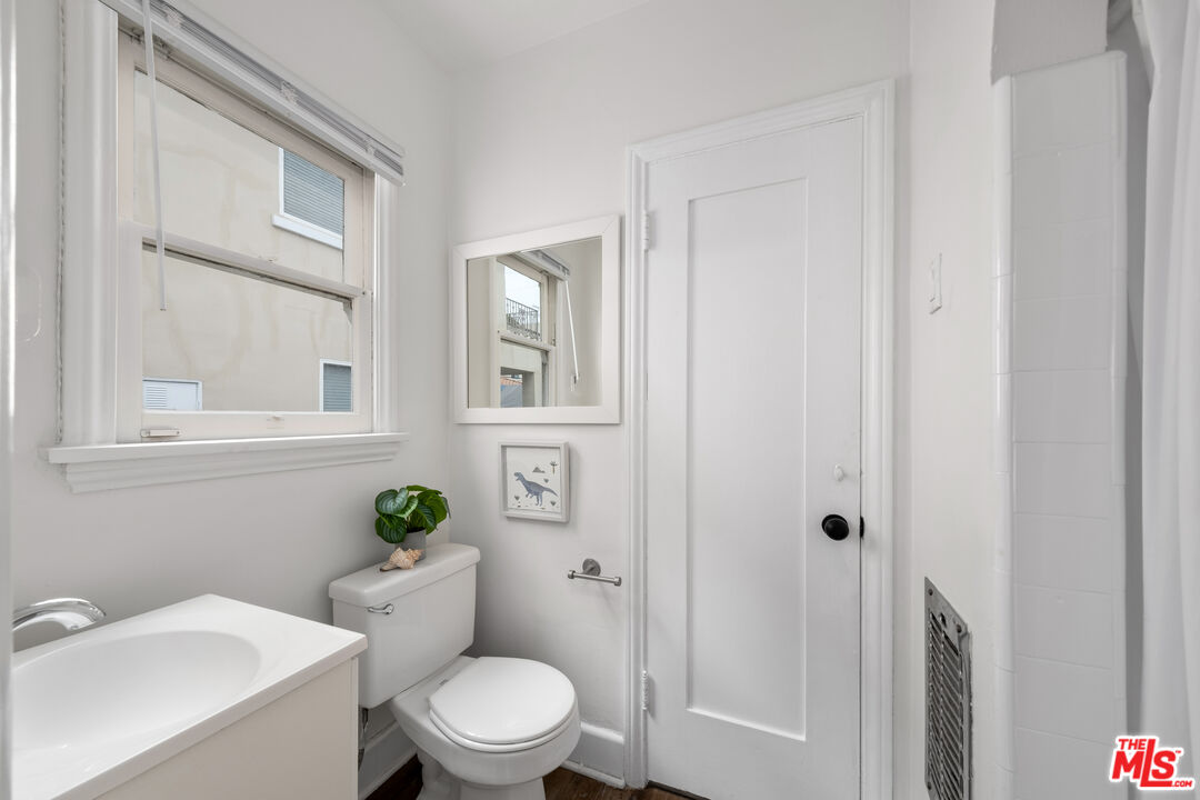 Beverly Hills, California, 90211, United States, 3 Bedrooms Bedrooms, ,2 BathroomsBathrooms,Residential,For Sale,1895625