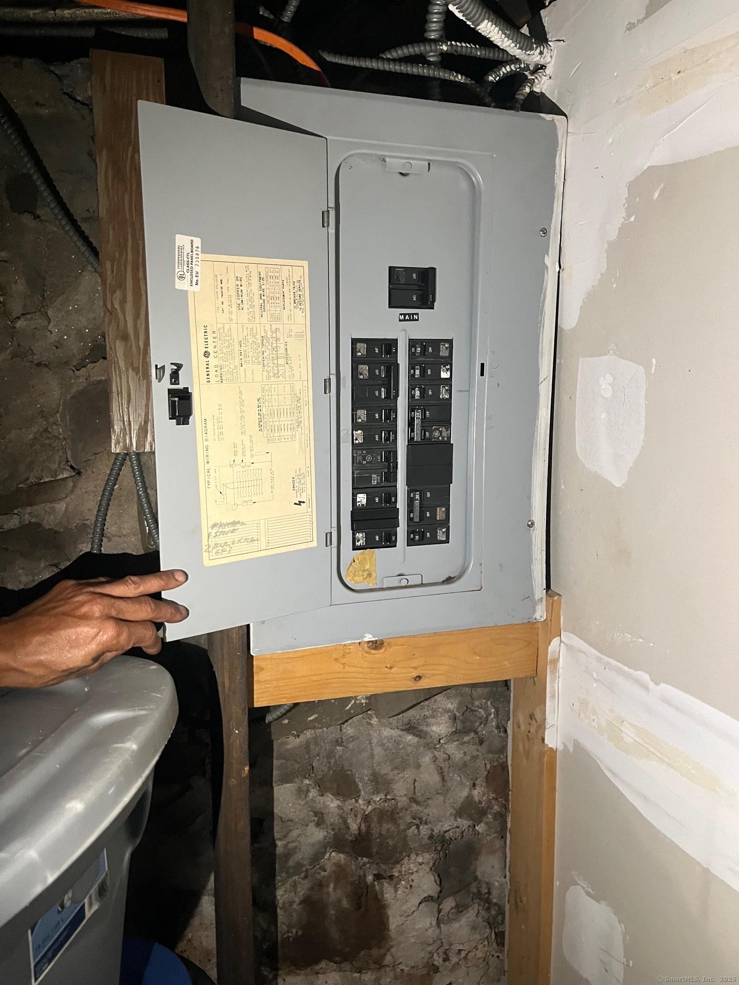 Meriden, Connecticut, 06450, United States, 6 Bedrooms Bedrooms, ,4 BathroomsBathrooms,Residential,For Sale,1984052