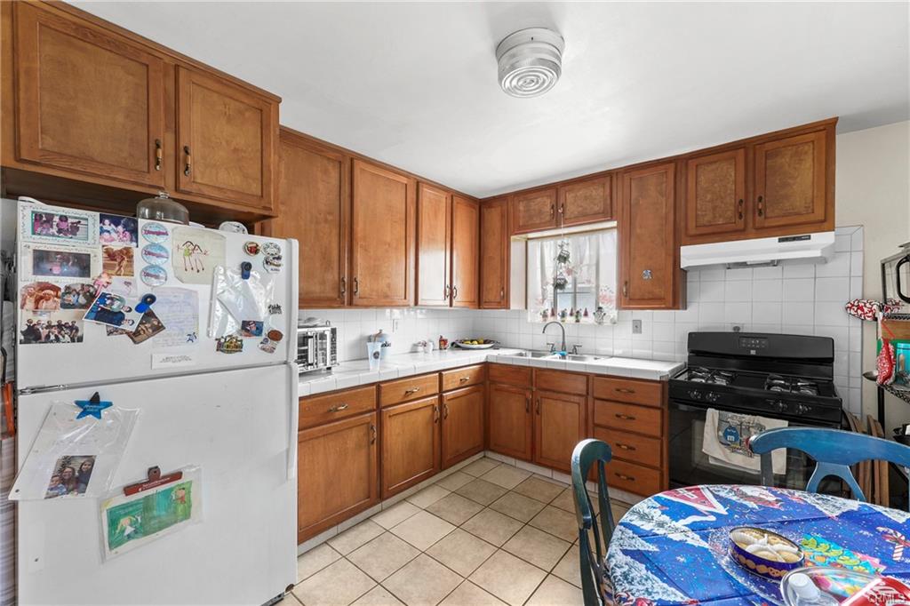 Montebello, California, 90640, United States, 2 Bedrooms Bedrooms, ,Residential,For Sale,1927827