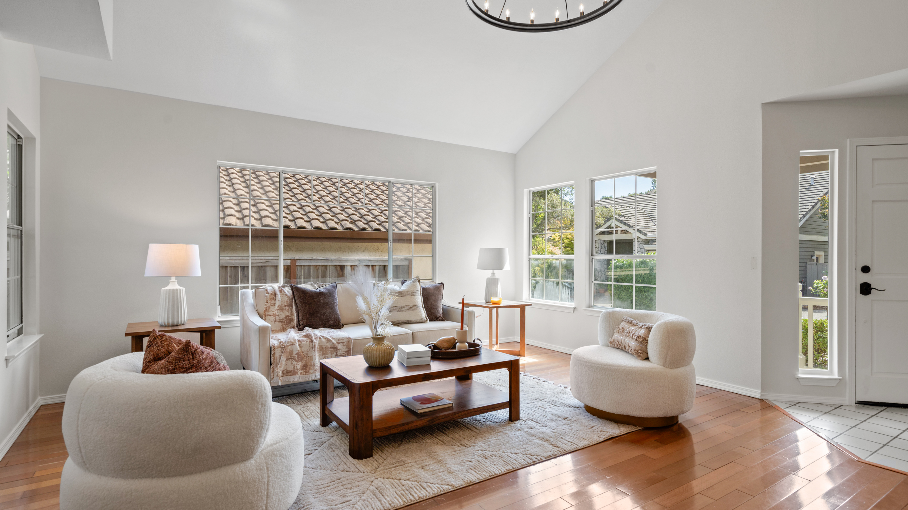  Coveted Contemporary House in Victoria Neighborhood - 物件實景