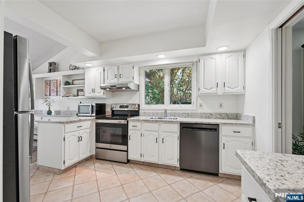 Englewood, New Jersey, 07631, United States, 3 Bedrooms Bedrooms, ,3 BathroomsBathrooms,Residential,For Sale,1925830