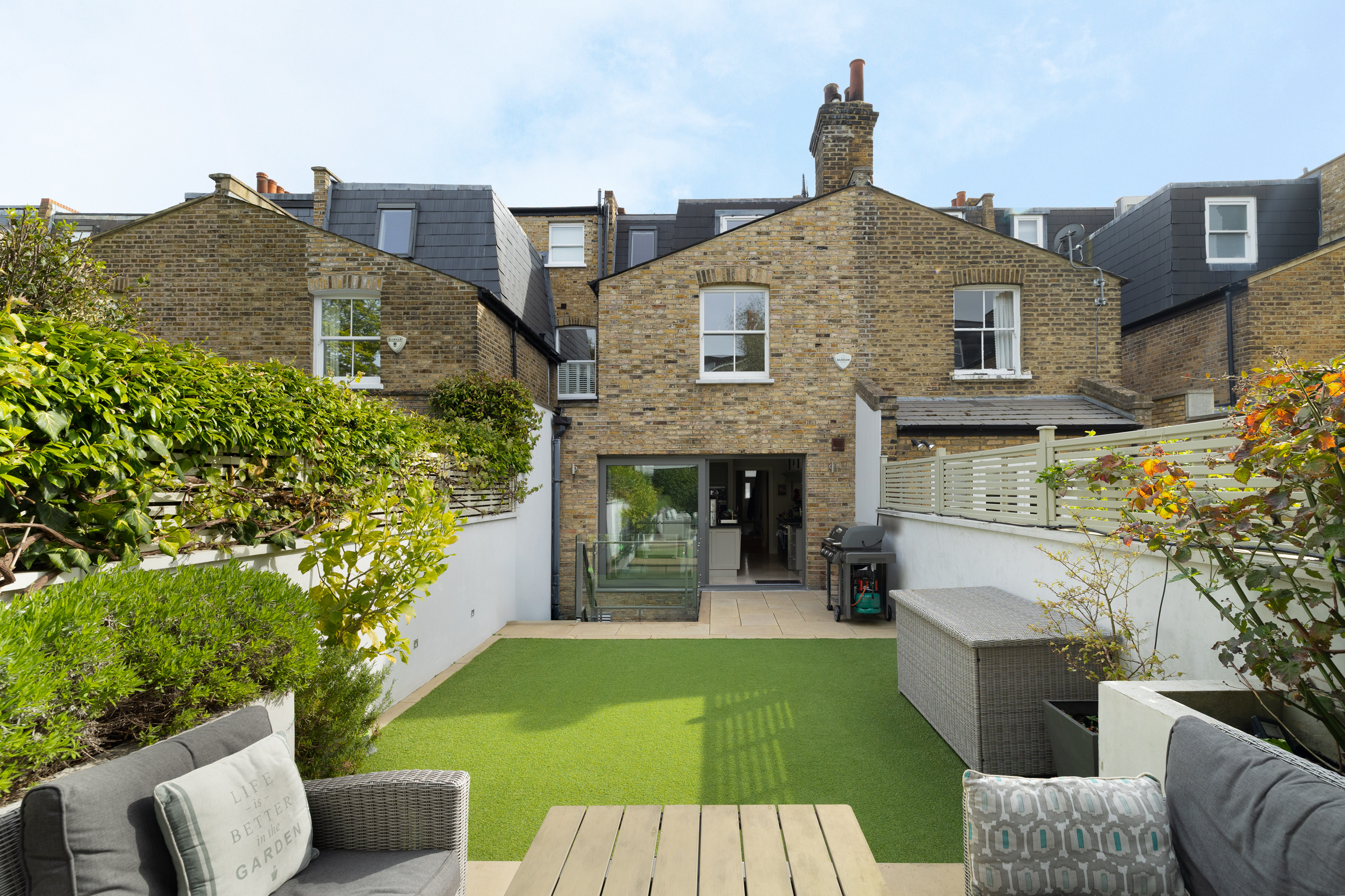  A Six Bedroom Family House with a South-West-Facing Garden in Parsons Green - 物件實景