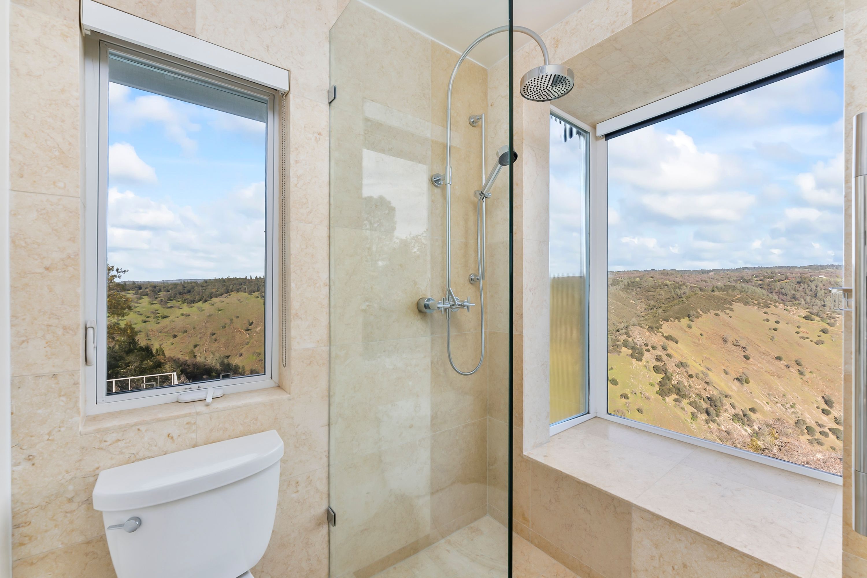  River Views • Pool • A Striking Estate That Makes a Statement - 物件實景