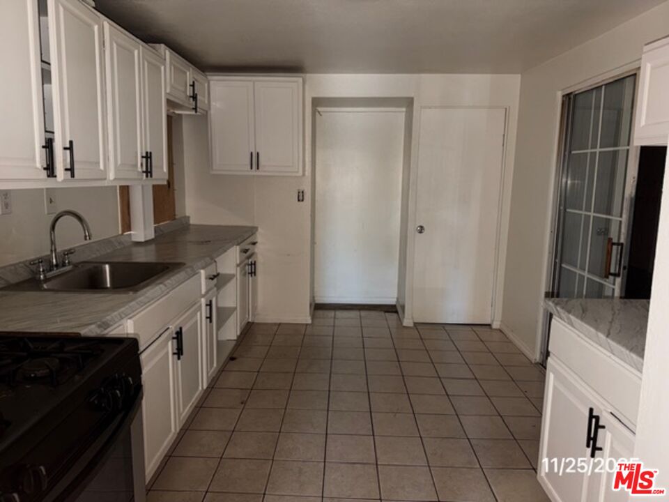 Los Angeles, California, 90019, United States, 6 Bedrooms Bedrooms, ,Residential,For Sale,1999080