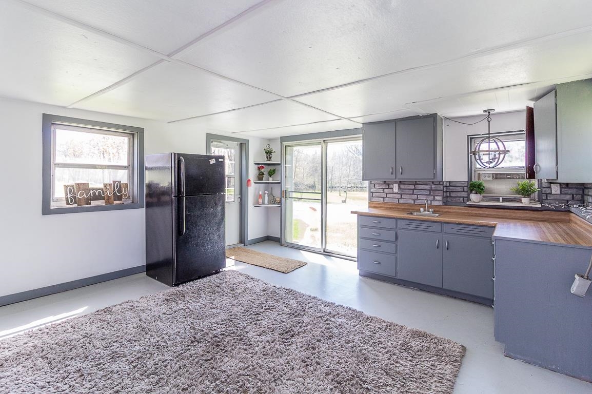 New London, Wisconsin, 54961-8021, United States, 4 Bedrooms Bedrooms, ,2 BathroomsBathrooms,Residential,For Sale,1984435