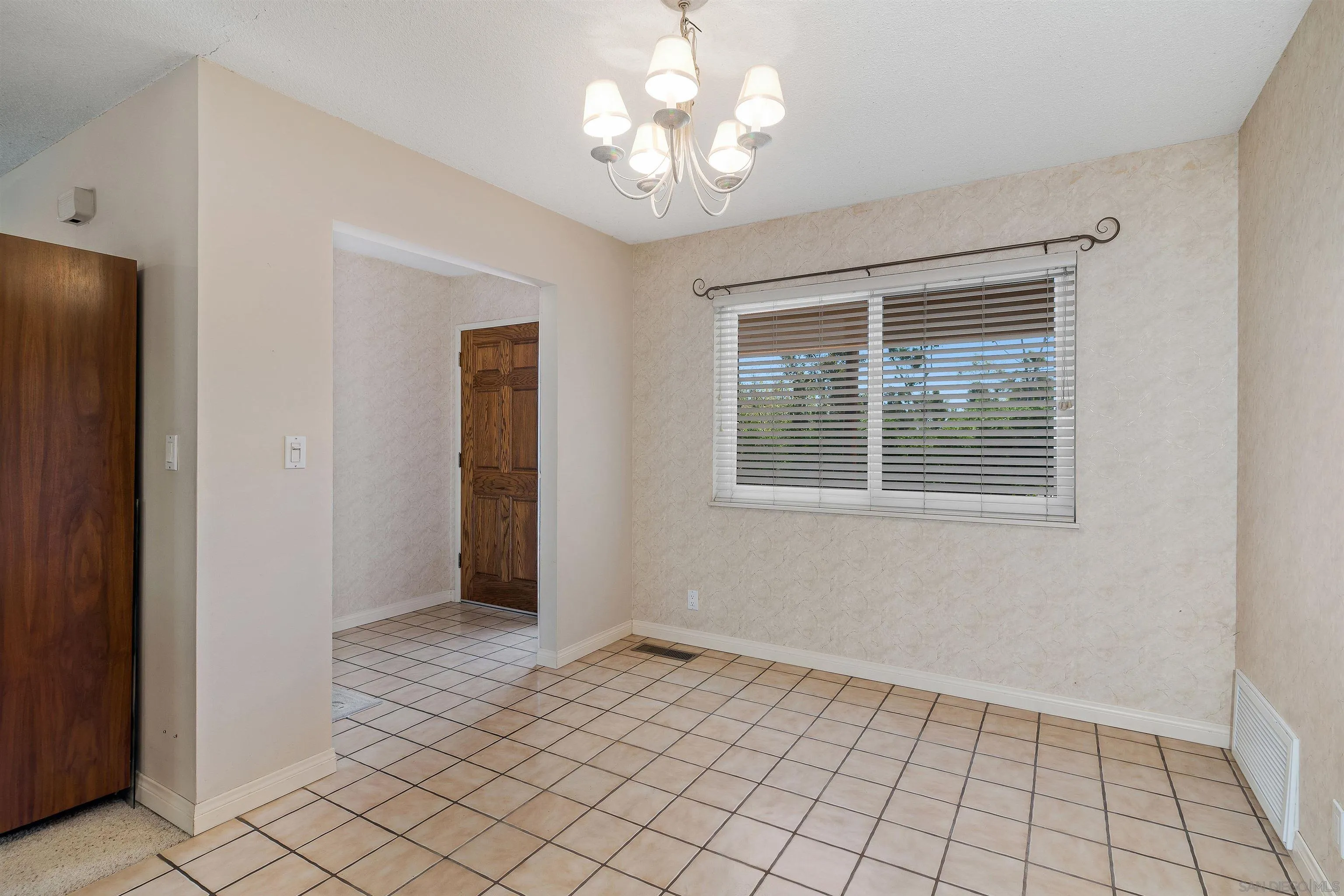Escondido, California, 92025, United States, 3 Bedrooms Bedrooms, ,2 BathroomsBathrooms,Residential,For Sale,1940921