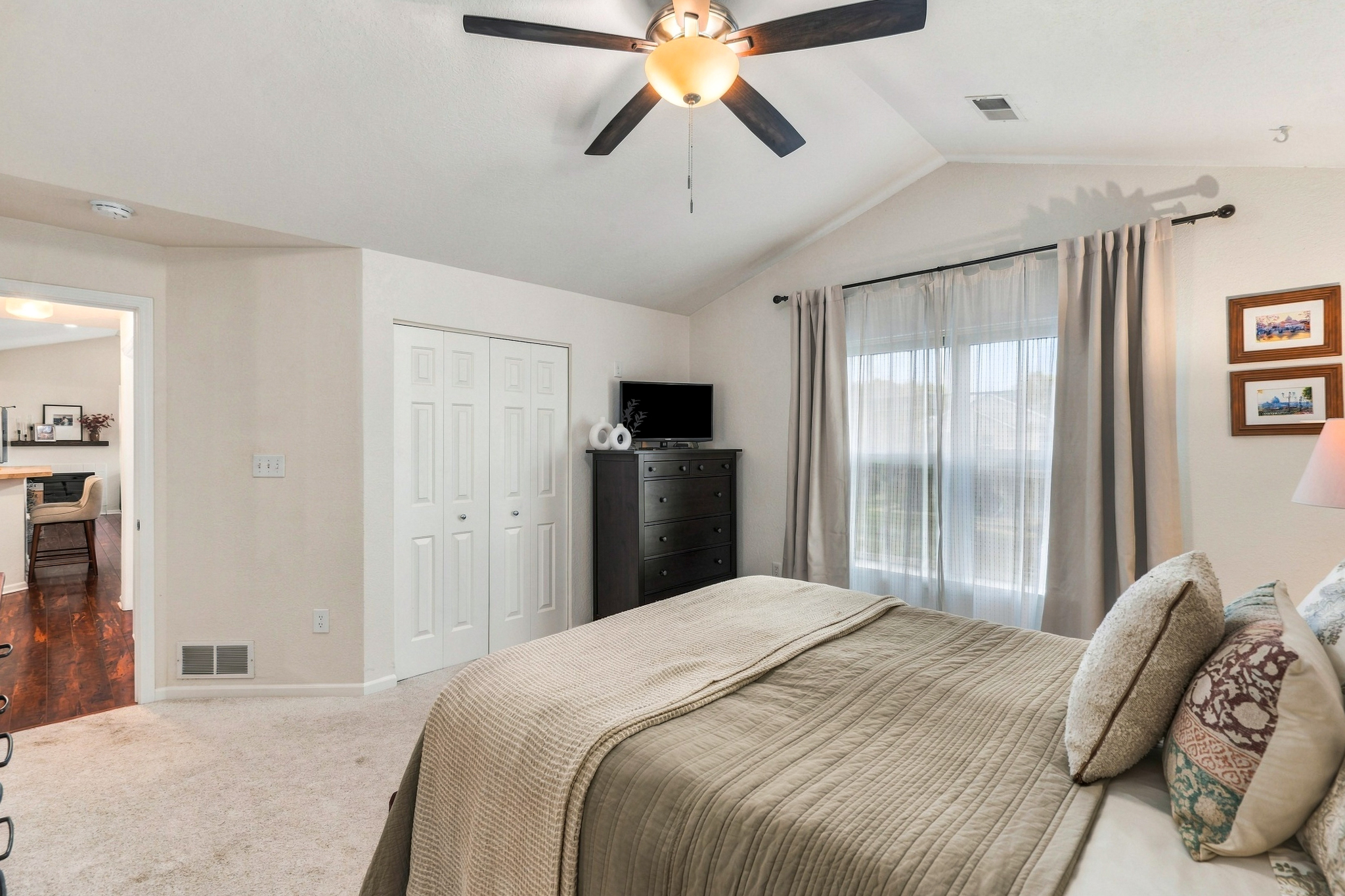  Pewaukee Condo with Scenic Pond Views & Resort Amenities - 物件實景