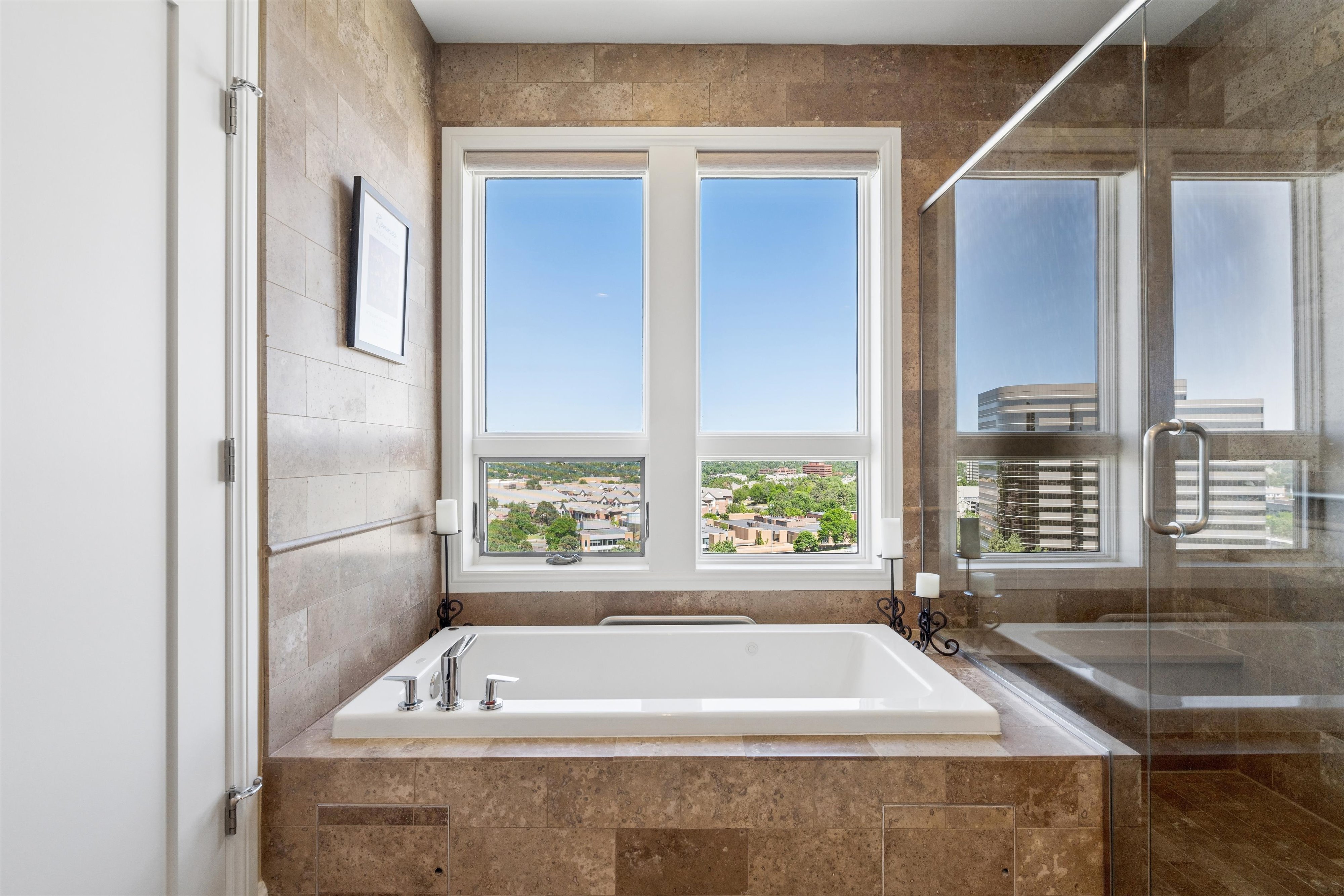  Fantastic 2 Bed/2 Bath End Unit Offering Panoramic Views - 物件實景