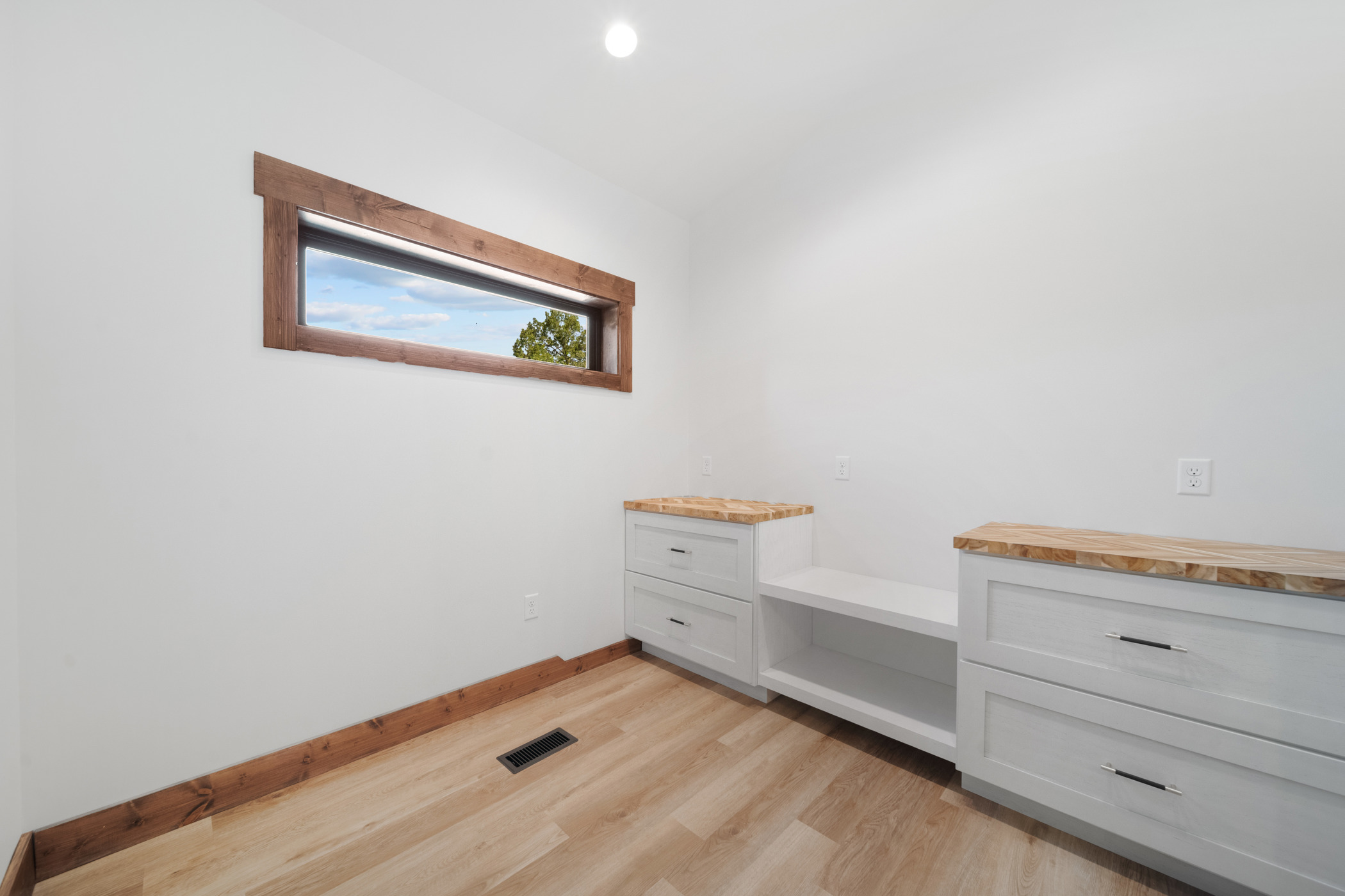 Sevierville, Tennessee, 37876, United States, 2 Bedrooms Bedrooms, ,3 BathroomsBathrooms,Residential,For Sale,1922074