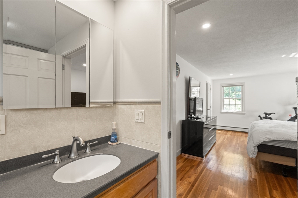 Framingham, Massachusetts, 01701, United States, 4 Bedrooms Bedrooms, ,3 BathroomsBathrooms,Residential,For Sale,1988124