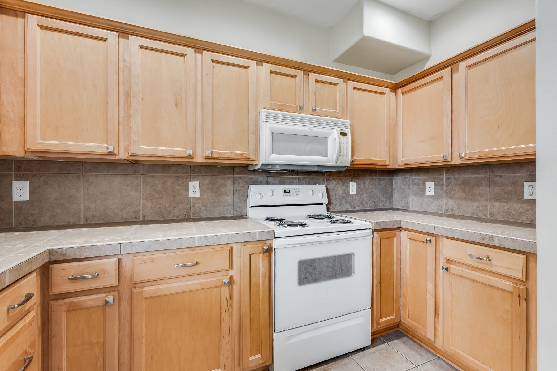  2106 CHARLIE CT Forest Grove, OR 97116 - 物件實景