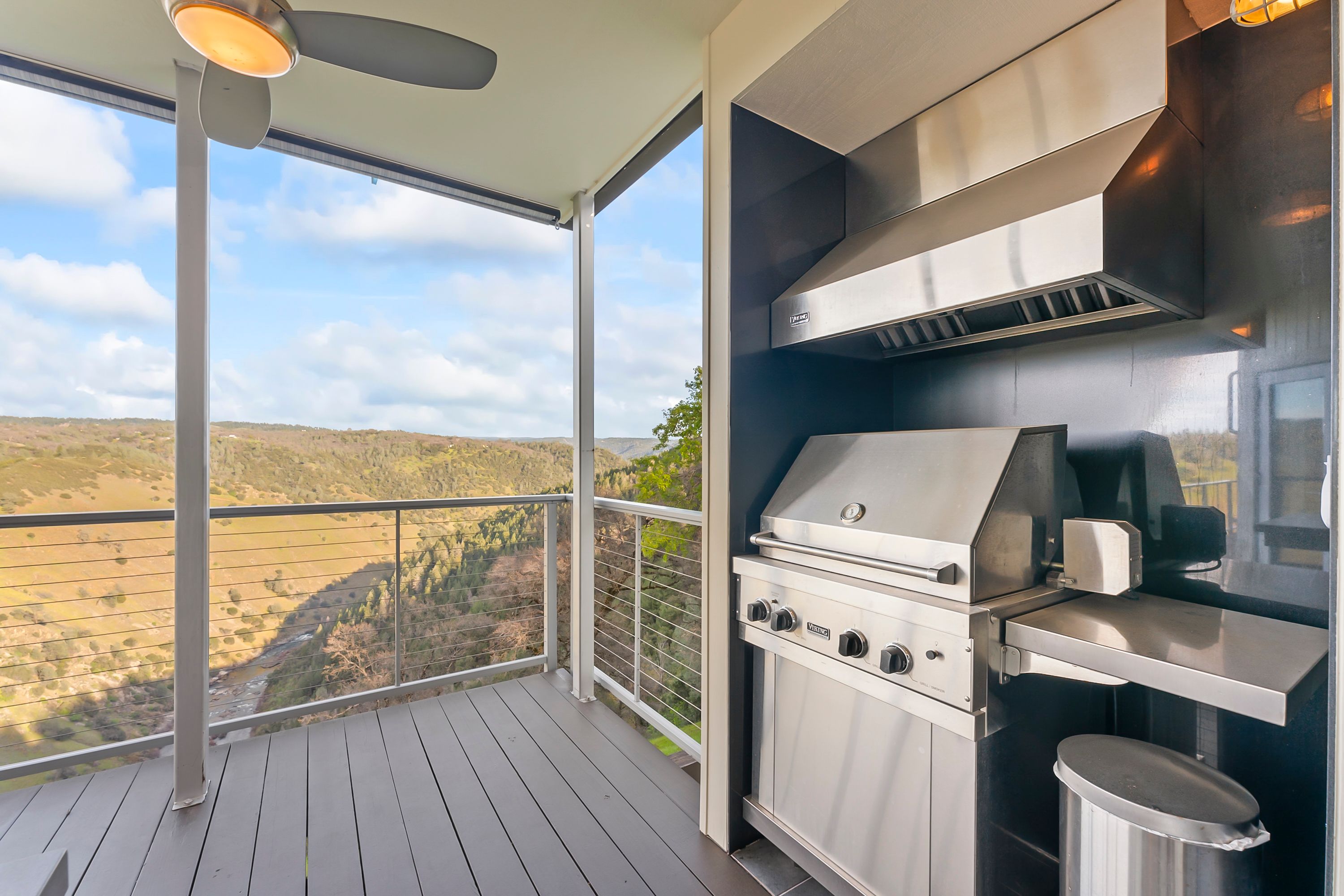  River Views • Pool • A Striking Estate That Makes a Statement - 物件實景