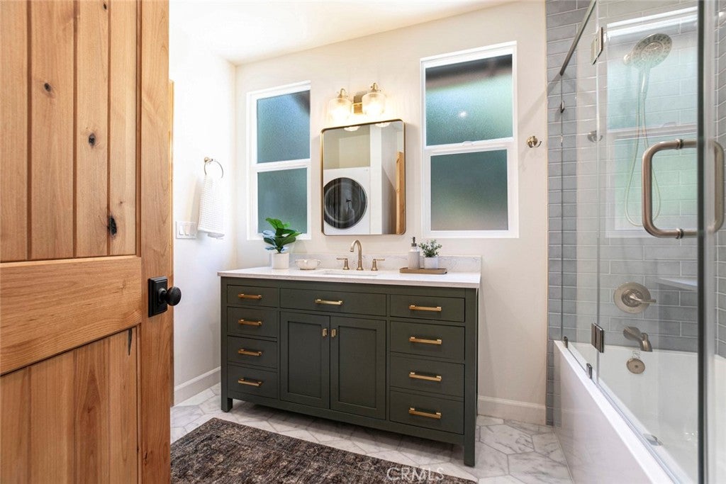 Los Angeles, California, 90027, United States, 4 Bedrooms Bedrooms, ,3 BathroomsBathrooms,Residential,For Sale,1942315