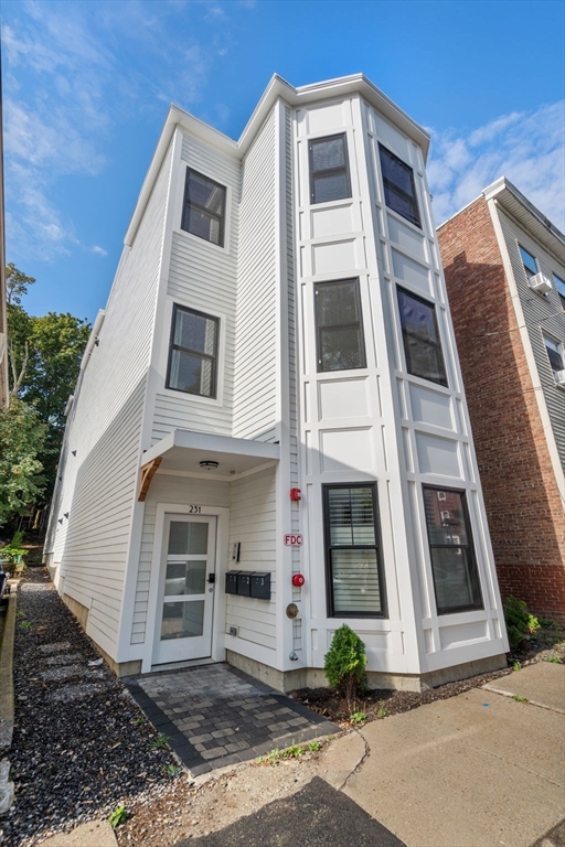 Boston, Massachusetts, 02128, United States, 2 Bedrooms Bedrooms, ,2 BathroomsBathrooms,Residential,For Sale,1940693