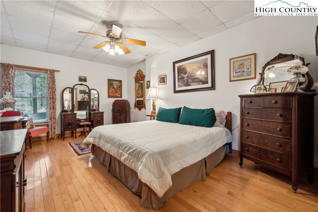 Grassy Creek, North Carolina, 28631, United States, 3 Bedrooms Bedrooms, ,4 BathroomsBathrooms,Residential,For Sale,1794520
