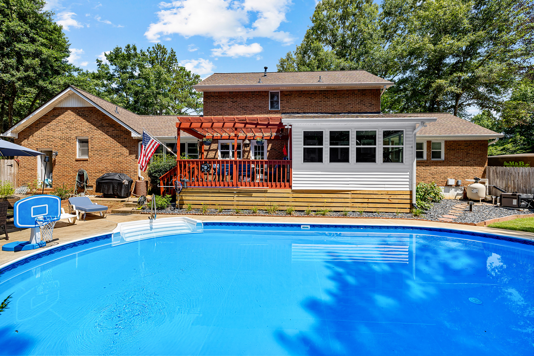  Beautiful Home with Backyard Retreat in Hillandale - 物件實景