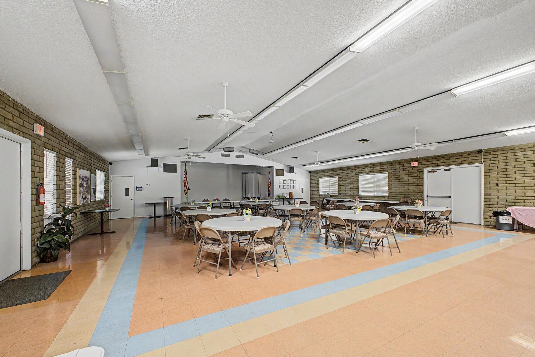  2310 E Betty Elyse Lane  Phoenix, AZ - 物件實景