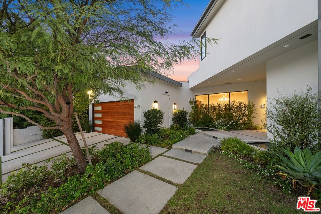 Los Angeles, California, 90046, United States, 5 Bedrooms Bedrooms, ,6 BathroomsBathrooms,Residential,For Sale,1897072