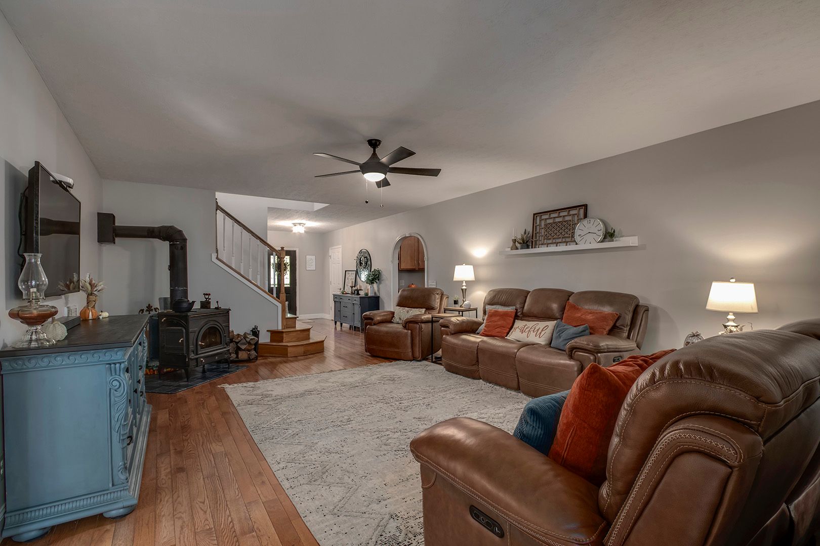 Kingston, Tennessee, 37763, United States, 5 Bedrooms Bedrooms, ,5 BathroomsBathrooms,Residential,For Sale,2011404