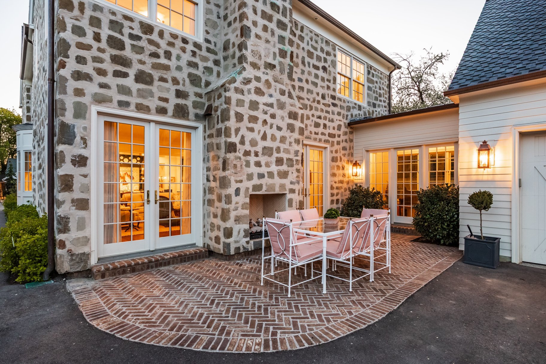  Timeless Colonial Charm Meets Refined Modern Luxury In This Storybook Retreat - 物件實景