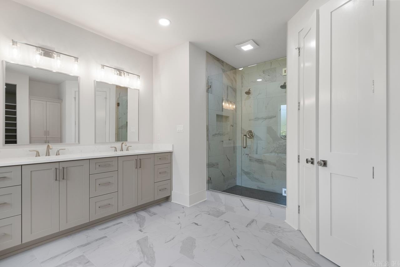 Benton, Arkansas, 72019, United States, 5 Bedrooms Bedrooms, ,4 BathroomsBathrooms,Residential,For Sale,1998689