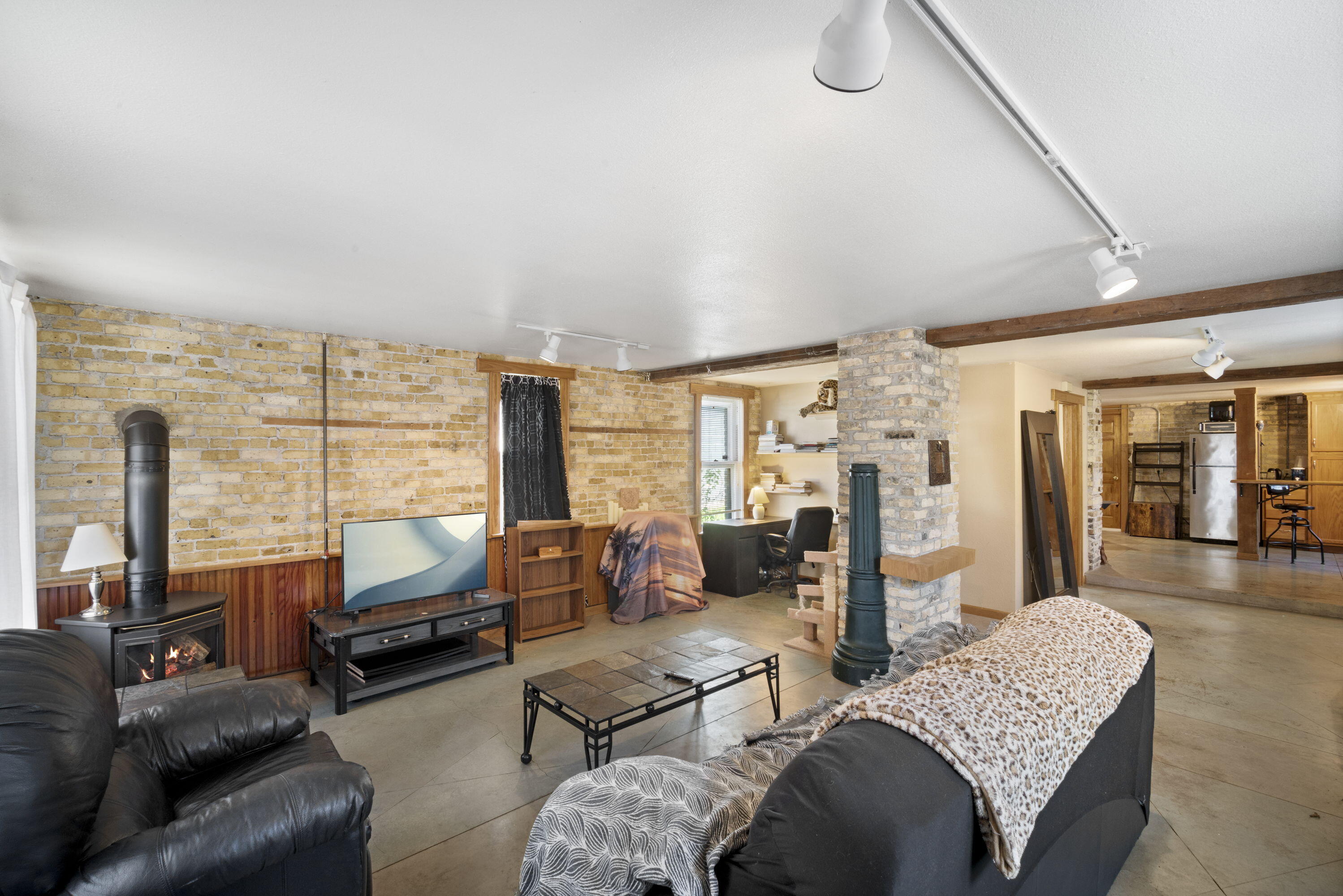 Milwaukee, Wisconsin, 53202, United States, 3 Bedrooms Bedrooms, ,3 BathroomsBathrooms,Residential,For Sale,1982792