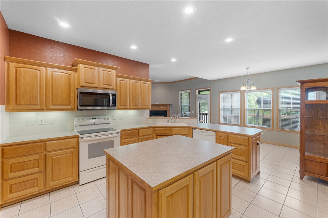 Bella Vista, Arkansas, 72715, United States, 3 Bedrooms Bedrooms, ,4 BathroomsBathrooms,Residential,For Sale,1942252