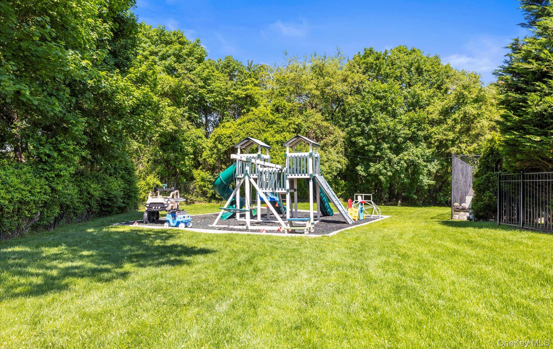 Huntington, New York, 11743, United States, 6 Bedrooms Bedrooms, ,4 BathroomsBathrooms,Residential,For Sale,1827761
