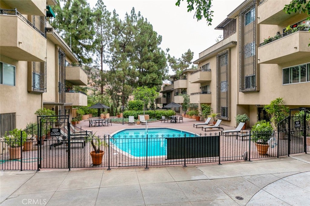 Los Angeles, California, 90068, United States, 2 Bedrooms Bedrooms, ,1 BathroomBathrooms,Residential,For Sale,1940489