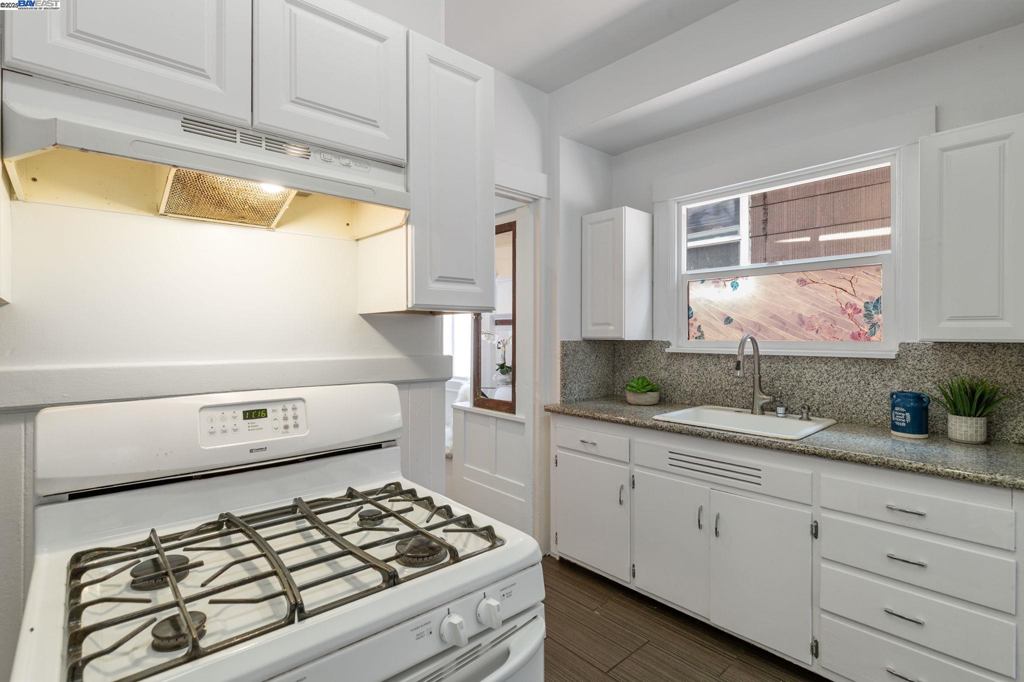 Oakland, California, 94606, United States, 3 Bedrooms Bedrooms, ,2 BathroomsBathrooms,Residential,For Sale,1839089