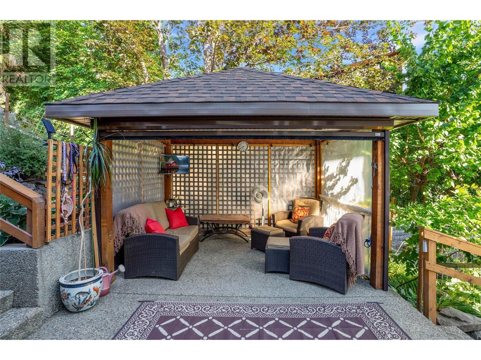 KELOWNA, British Columbia, V1V 2C3, CA, 5 Bedrooms Bedrooms, ,2 BathroomsBathrooms,Residential,For Sale,1911113