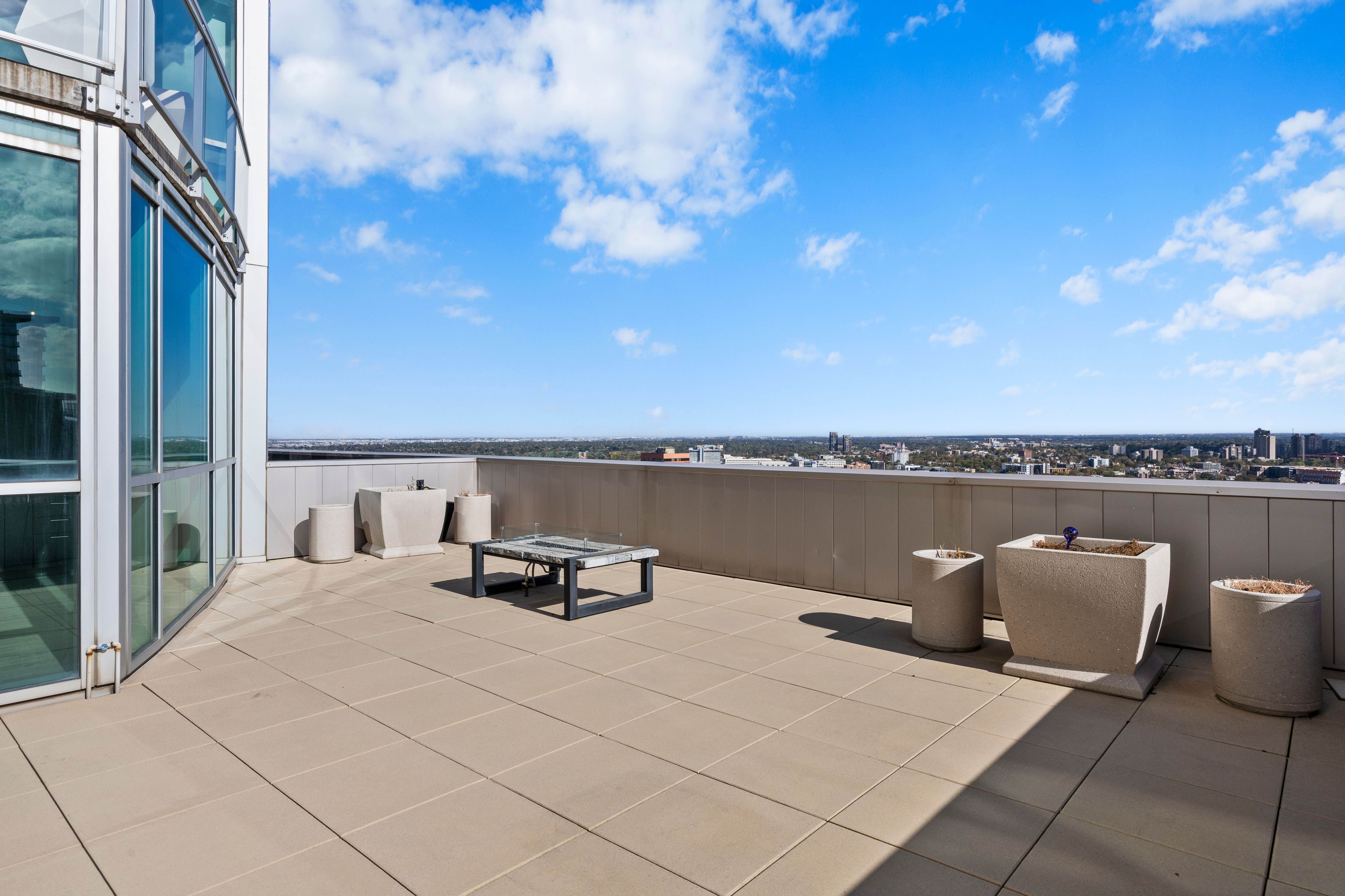  Over 1000 Feet of Private Terrace Throughout This Penthouse - 物件實景