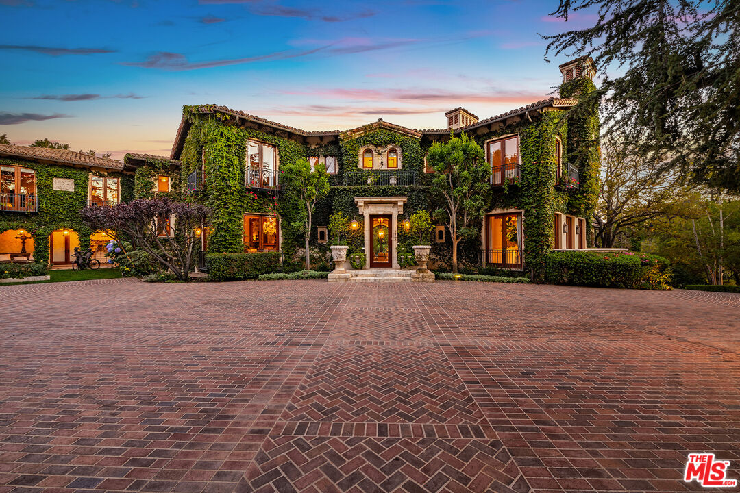 Pacific Palisades, California, 90272, United States, 8 Bedrooms Bedrooms, ,12 BathroomsBathrooms,Residential,For Sale,1949895